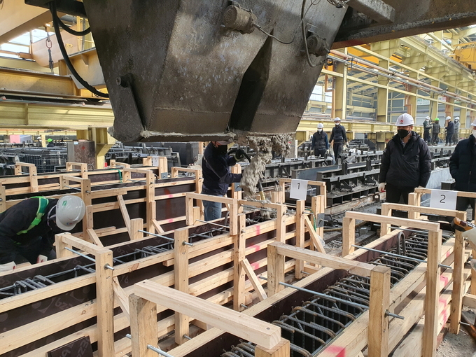 저탄소 콘크리트 실험체 제작(타설) 과정. (사진=삼성물산 제공)