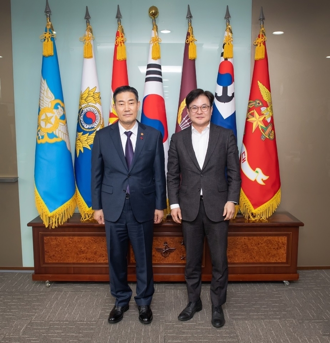 지난 5일 신원식 국방부장관(왼쪽)과 김병수 김포시장이 김포시 접경지역에 관한 협의를 마치고 기념사진을 찍고 있다. (사진=김포시청 제공)