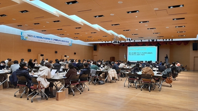 용인교육지원청이 초·중·고·특수·각종학교 업무담당교원을 대상으로 워크숍을 운영하고 있다. (사진=용인교육지원청 제공)