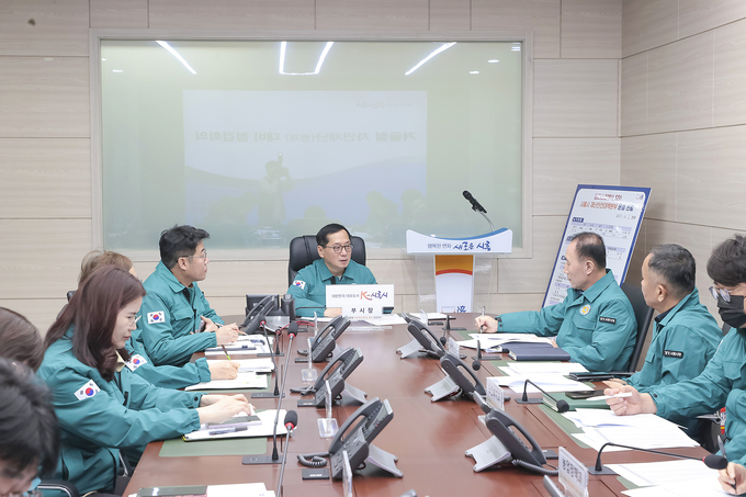 시흥시는 6일 시청 재난안전상황실에서 한파 대비 점검 회의를 열고, 부서별 한파 사전 대비 및 대응체계를 점검했다. (사진=시흥시 제공)