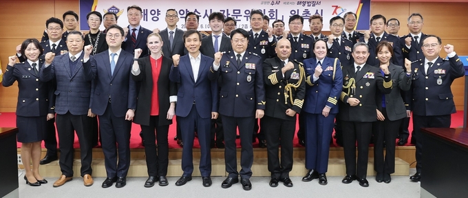 6일 오전 해양경찰청 대회의실에서 열린 해양 마약 수사 자문위원회 위촉식이 끝나고 김종욱 해양경찰청장(가운데)과 자문위원들이 기념촬영하고 있다. ( 사진 = 해양경찰청 제공 )