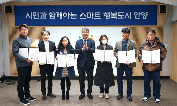 김승건 만안구청장(가운데)이 6일 '만안 행정의 달인' 시상식 후 수상자들과 기념사진을 찍고 있다. (사진=안양시 만안구 제공)