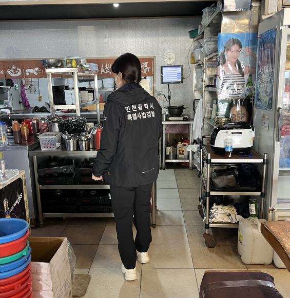 인천시 특별사법경찰이 을왕리 해수욕장 주변 무신고 영업 의심업소를 단속하고 있다. ( 사진 = 인천시 제공 )