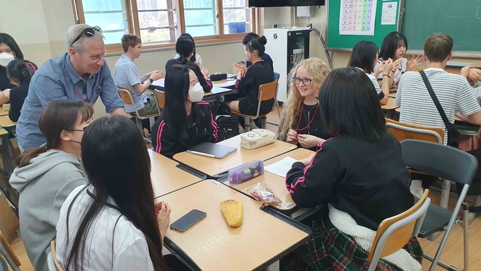 한빛고등학교에서 외국인들과 국제교류를 하는 학생들 모습. (사진=경기도교육청 제공)