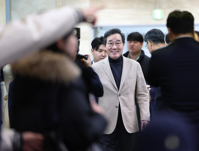  이낙연 전 국무총리가 6일 오후 서울 노원구 삼육대학교에서 '청년, 정치리더와 현대사회의 미래 바라보기'를 주제로 특강을 하기 위해 입장하고 있다. (사진=연합뉴스)