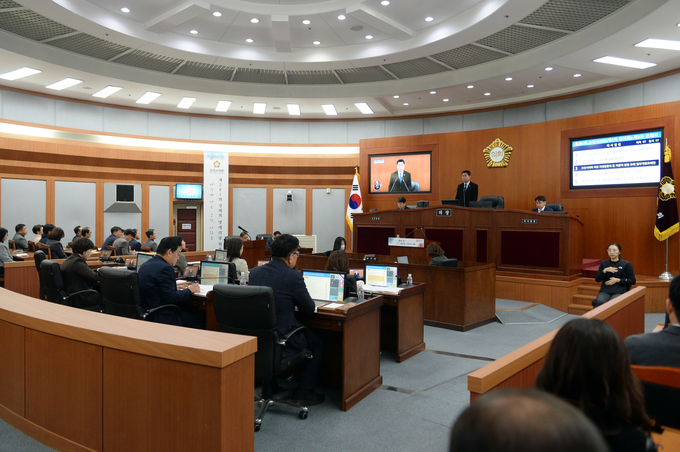 오산시의회가 제281회 제2차 정례회가 개회된 가운데 본회의에서 도시설립공사 설립 등 주요 현안 사항 시정질문을 진행했다. (사진=오산시의회 제공)