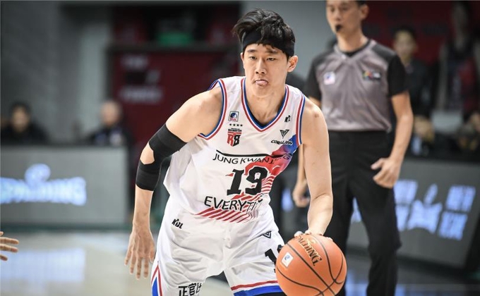 6일 안양체육관에서 열린 2023~2024 동아시아 슈퍼리그(EASL) A조 조별리그 안양 정관장과 TNT 트로팡 기가(필리핀)의 경기에서 정관장 최성원이 드리블을 하고 있다. (사진=EASL 제공)