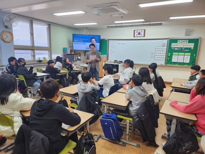 안민석 국회의원이 화성 초 5학년 1반을 방문해 손편지를 통해 건의한 학생들과 1문1답식의 수업을 진행하고 있다.(사진=지명신 기자)