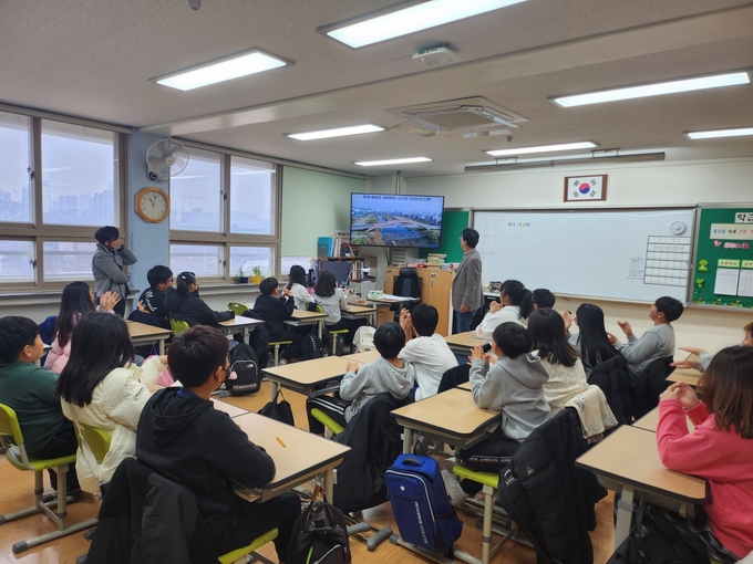 안의원은 학생들에게 PPT자료를 통해 현재 복원된 오산 천 모습을 학생들에게 설명하고 있다. (사진=지명신 기자)
