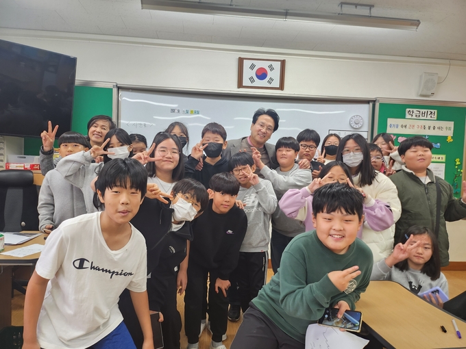 안민석 국회의원과 화성 초 5학년1반 학생들이 익살스러운 모습으로 함께 기념촬영을 하고 있다. (사진=지명신 기자)