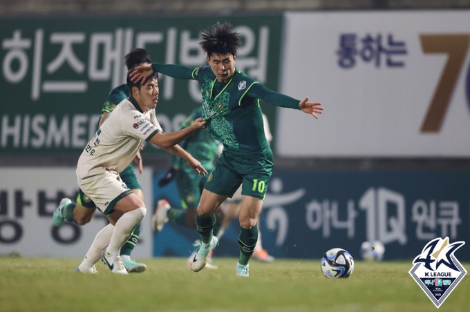 6일 김포 솔터축구장에서 열린 하나원큐 K리그 2023 승강 플레이오프 1차전 K리그2 김포FC와 K리그1 강원FC의 경기, 김포 김종석(오른쪽)이 강원 김영빈과 경합하고 있다. (사진=한국프로축구연맹 제공)