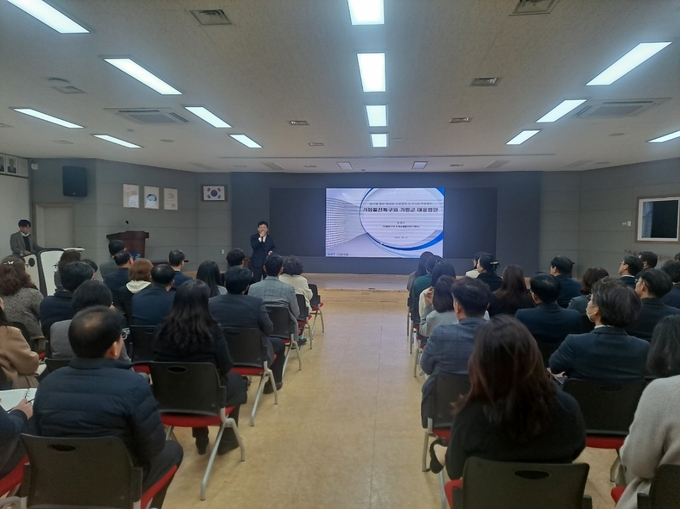 허문구 지역 균형발전 연구센터 소장이 특강을 하고 있다. (사진=가평군 제공)