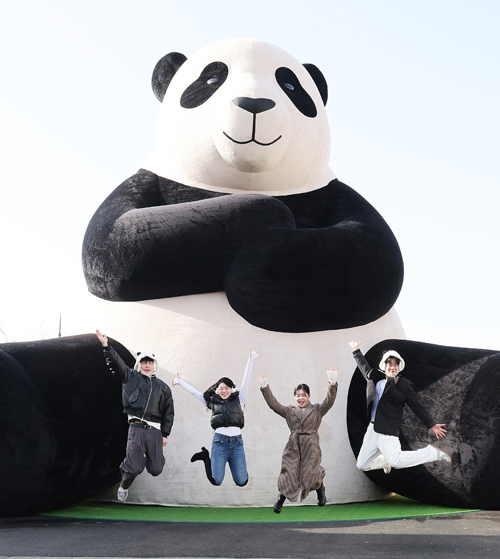 7일 오전 경기도 용인시 에버랜드에 푸바오를 모티브로 만든 12미터 높이의 초대형 판다 '자이언트 바오'가 설치돼 있다. (사진=연합뉴스)