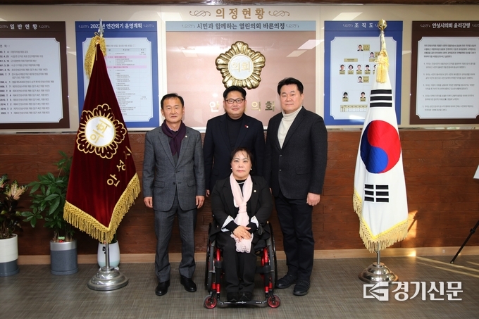 국민의힘 소속 안성시의회 의원(왼. 정천시, 최호섭, 이중섭 의원 아래. 정토근 의원). (사진=안성시의회 제공)