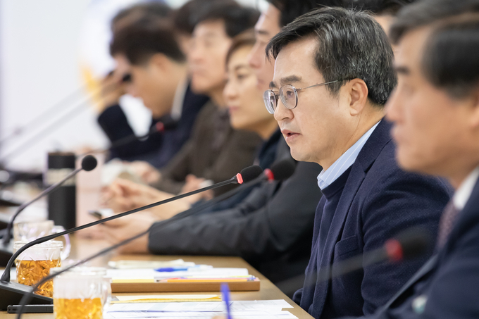  7일 오전 ‘도의회와의 소통 강화를 위한 실국장·공공기관장 회의’에 참석한 김동연 경기도지사가 발언하고 있다. (사진=경기도 제공)