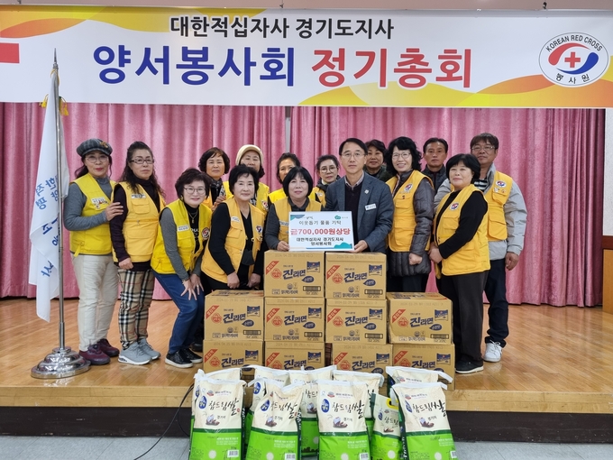 양평군 양서면이 지난 6일 대한적십자사 경기도지사 양서봉사회(회장 박태숙,이하 양서적십자)로부터 쌀 10kg 10포와 라면 10박스를 기탁받았다. (사진=양서면 행정복지센터 제공)