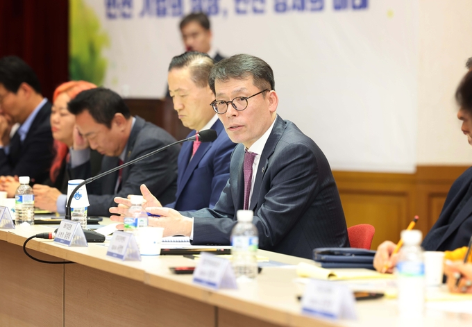 김성태 IBK기업은행장이 중소기업 현장 간담회에서 중소기업 대표들과 대화하고 있다. (사진=IBK기업은행 제공)