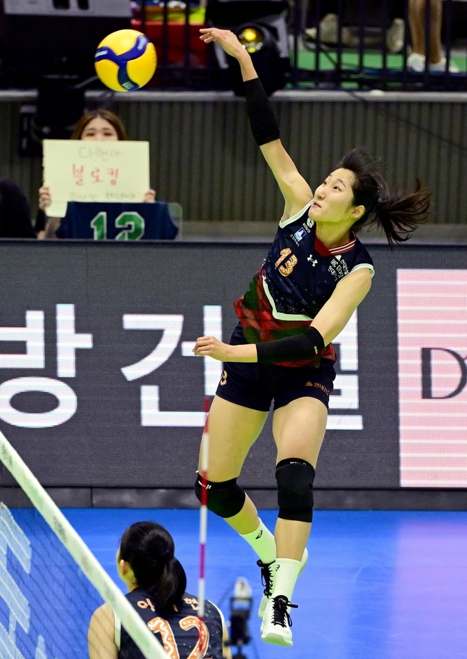 7일 수원체육관에서 열린 프로배구 도드람 2023~2024 V리그 여자부 수원 현대건설과 김천 한국도로공사의 경기에서 현대건설 정지윤이 공격을 시도하고 있다. (사진=한국배구연맹 제공)