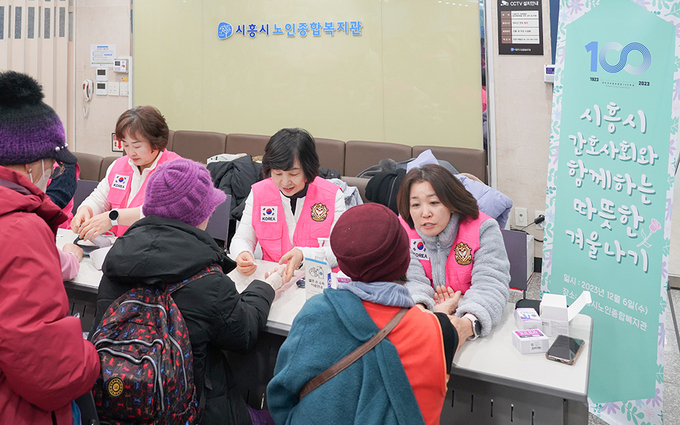 시화병원이 지난 6일 시흥시노인종합복지관에서 시흥시간호사회와 함께 지역 내 취약계층 어르신에게 간호 봉사활동을 펼치며 한파 속 따스한 온기를 나눴다. (사진=시화병원 제공)