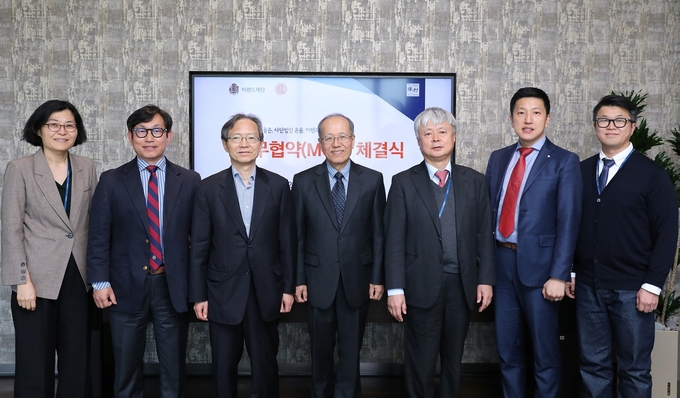 (왼쪽부터) 법무법인 율촌 피플앤컬쳐팀 임경아 팀장, 이랜드재단 정영일 대표, 사단법인 온율 윤세리 이사장, 이랜드재단 장광규 이사장, 법무법인 율촌 강석훈 대표 변호사, 이랜드재단 이재욱 본부장, 사단법인 온율 남준일 사무국장. (사진=이랜드 제공)