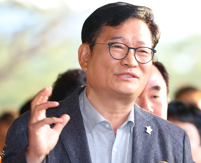  송영길 전 더불어민주당 대표가 8일 서울중앙지검에 출석해 입장문을 읽는 모습. (사진=연합뉴스 제공)