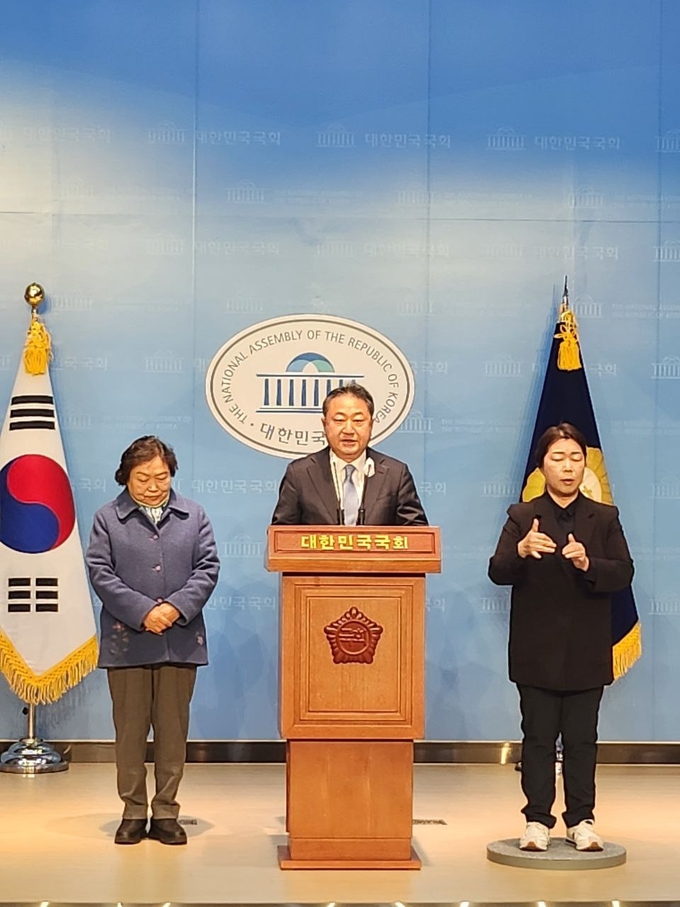 임윤태 변호사가 8일 국회 소통관에서 더불어민주당 남양주 갑 국회의원 선거 출마를 선언하고 있다. (사진=임윤태 변호사 측 제공)