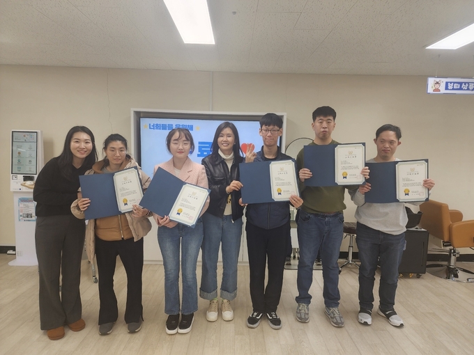 오산시하나울복지센터가 ‘Dream Job, Job, Job’수료식을 개최했다.(사진=성인 발달장애인이 6명과 함께 기념촬영을 하고 있다. (사진=오산시 하나울복지센터 제공)
