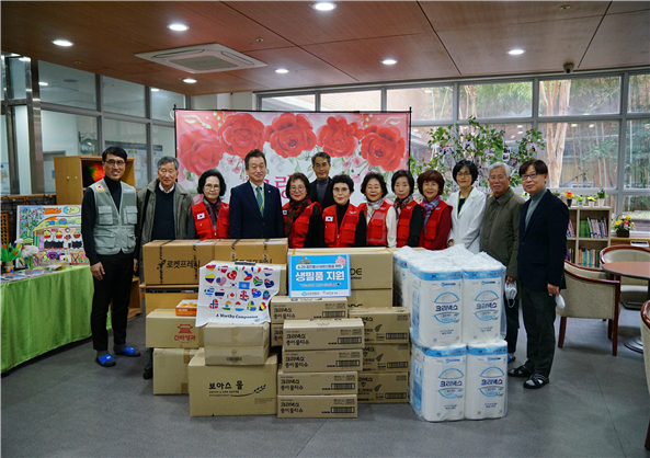 8일 수원보훈요양원 관계자들과 한국재향간호장교회, 한국전쟁참전국기념사업회, 따듯한 하루 관계자들이 기념사진을 찍고 있다. (사진=수원보훈요양원 제공)
