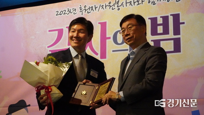이관형 네오트랜스 대표이사(사진 왼쪽)가 수상 후 신상진 시장과 기념촬영을 하고 있다. (사진=네오트랜스 제공)