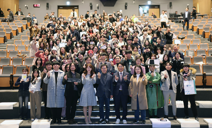 지난 9일 경기도청 1층 다산홀에서 열린 2023년 경기청년 갭이어 페어에서 김동연 경기도지사 및 2023년 갭이어 1·2기 참여 청년 등이 기념촬영을 하고 있다. (사진=경기도 제공)