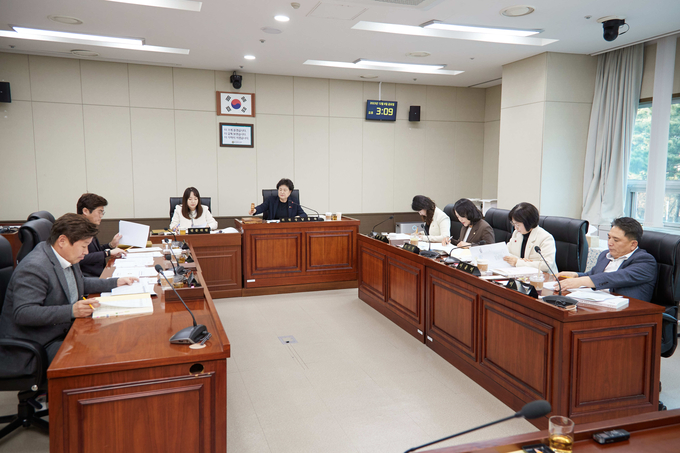 용인특례시의회 의회운영위원회가 회의를 하고 있다. (사진=용인시의회 제공)<br>
