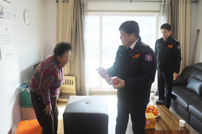  8일 조선호 경기도소방재난본부장이 화재 피해자를 방문해 생필품을 지원하고 격려하는 모습. (사진=경기도소방재난본부 제공)