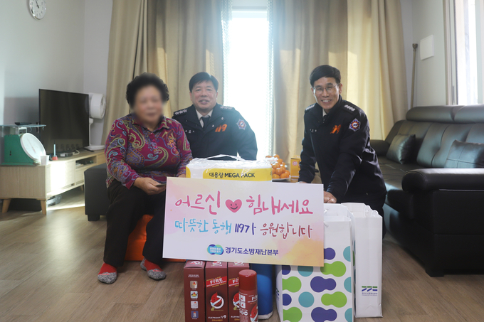  8일 조선호 경기도소방재난본부장이 화재 피해자를 방문해 생필품을 지원하고 격려하는 모습. (사진=경기도소방재난본부 제공)