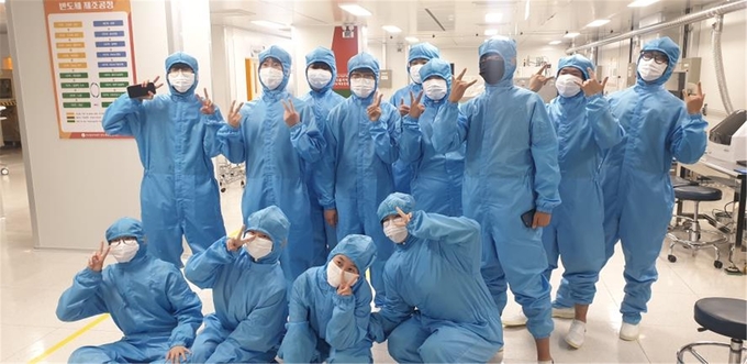 세경고 학생들이 실습 후 장난스런 모습으로 기념사진을 찍고 있다. (사진=세경고등학교 제공)