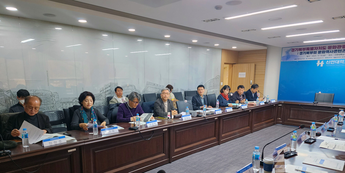 지난 6일 신한대학교에서 남영호 신한대 탈분단경계문화연구원장, 이정훈 경기학회장, 류재현 문화기획자, 임광현·오석규 도의원 등이 ‘경기북부특별자치도 문화관광 정책개발 공동 세미나’를 진행하고 있다. (사진=경기도 제공)