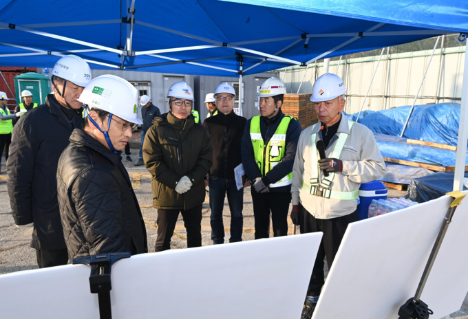 지난 5일 오후석 경기도 행정2부지사가 도봉산-옥정 광역철도건설사업 1공구 현장을 점검하고 있다. (사진=경기도 제공)