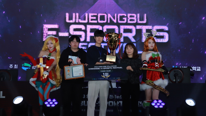 ‘2023 의정부시장배 전국 e스포츠 대회’ 청소년부 FC온라인 부문 1위 ‘GPLEX아카데미’가 9일 신한대학교 대회장에서 기념사진을 찍고 있다. (사진=김한별 기자)