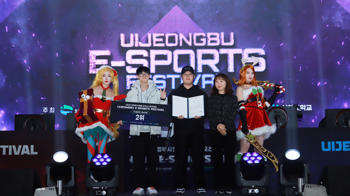 2023 의정부시장배 전국 e스포츠 대회 청소년부 FC온라인 2위를 기록한 ‘가온 CJ’가 9일 신한대학교 대회장에서 기념사진을 찍고있다. (사진=김한별 기자)