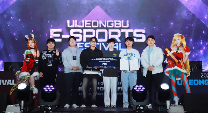 2023 의정부시장배 전국 e스포츠 대회 대학·일반부 리그오브레전드 2위를 기록한 ‘I AM 승리에요’가 9일 신한대학교 대회장에서 기념사진을 찍고있다. (사진=김한별 기자)