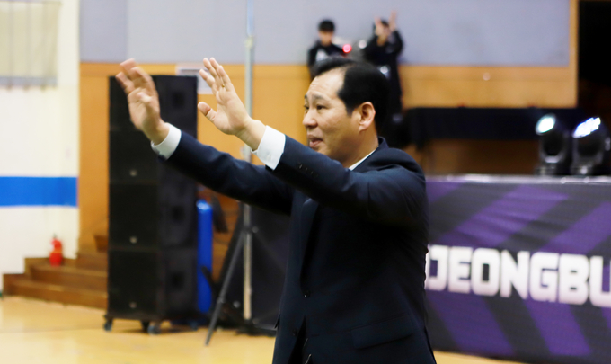 지난 9일 신한대학교 체육관에서 열린 ‘2023 의정부시장배 전국 e스포츠 대회’(UEF, Uijeongbu E·sports Festival)에서 이영봉(민주·의정부2) 경기도의회 문화체육관광위원장이 참가 선수들에게 응원을 보내고 있다. (사진=김한별 기자)