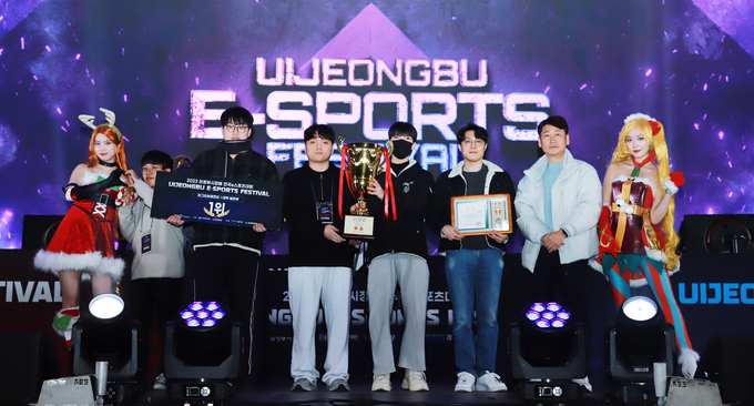 2023 의정부시장배 전국 e스포츠 대회 대학·일반부 리그오브레전드 1위를 기록한 ‘진지빡겜’이 9일 신한대학교 대회장에서 기념사진을 찍고있다. (사진=김한별 기자)