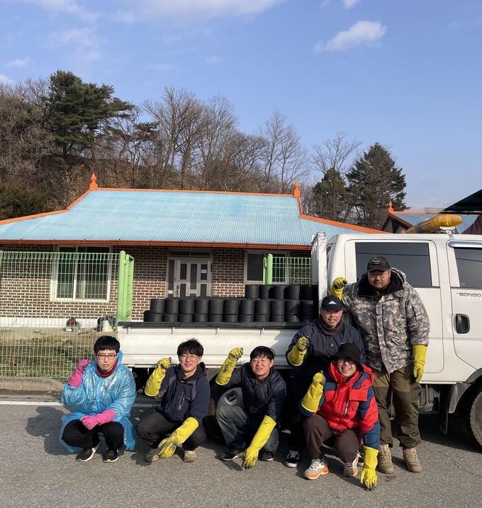 가평군 4-H회 연합회가 가평군 조종면 행정복지센터에 연탄을 전달한 후 기념촬영을 하고 있다. (사진=가평군 제공)