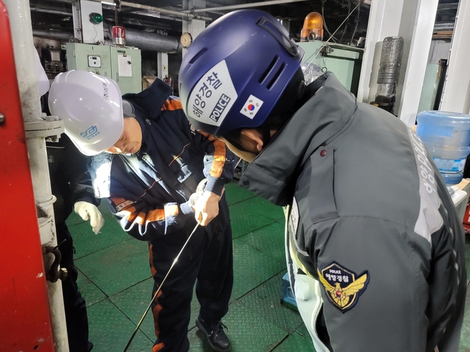 합동점검반이 인천카페리호 선박 기관실 빌지탱그를 점검하고 있다. ( 사진 = 해양경찰청 제공 )