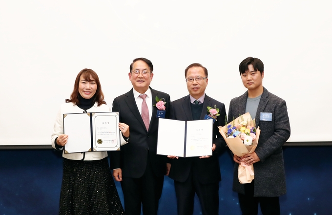 김유경 (사)한국공공브랜드진흥원장(왼쪽 두번째)와 이용범 화성시 홍보담당관( 오른쪽 2번째)이 기념촬영을 하고 있다. (사진=화성시 제공) 