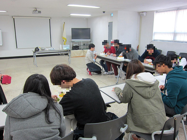  보호관찰소가 보호관찰 처분을 받은 학생들에게 교육을 진행하는 모습. (사진=성남보호관찰소 제공)