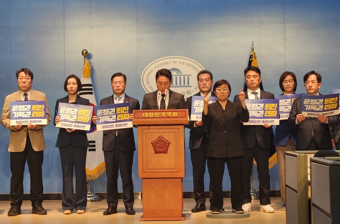더불어민주당 정치신인모임 ‘퇴진과 혁신’ 18인은 11일 국회에서 기자회견을 열고 공동 출마를 선언했다. (사진=김한별 기자)