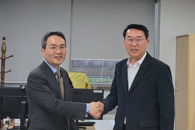 11일 김상수 경기도 교통국장(오른쪽)과 강희업 국토교통부 대도시권광역교통위원회 위원장이 국장급 면담을 실시하고 기념촬영을 하고 있다. (사진=경기도 제공)
