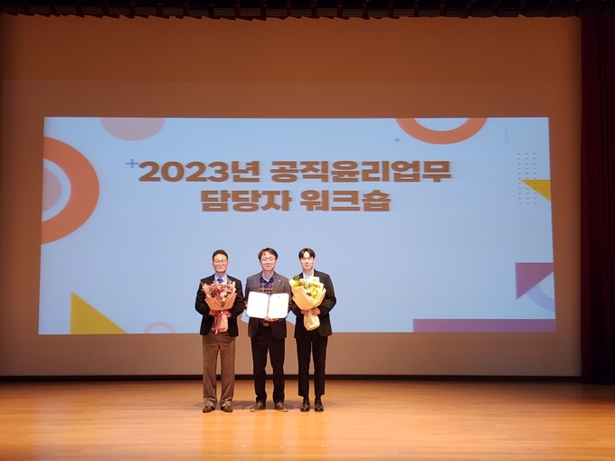 11일 '2022년도 공직윤리제도 운영 실태 지도·점검 시상식'에서 수상 후 수원시 관계자들의 기념 촬영 모습. (사진=수원시 제공)