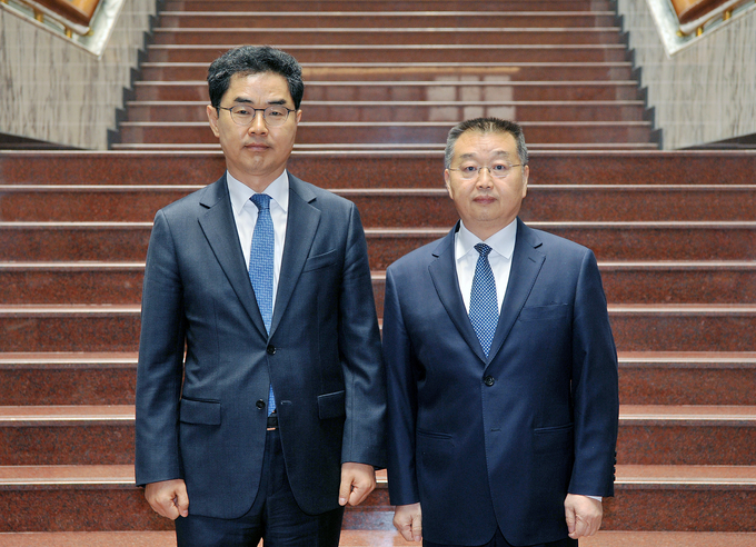 김창기 국세청장(왼쪽)과 후징린(Hu Jinglin) 중국 국가세무총국장. (사진=국세청 제공) 