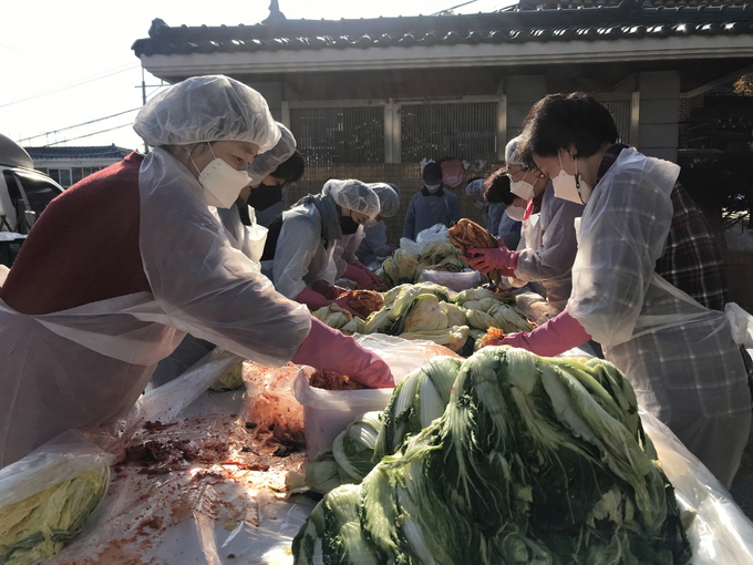 수원시자원봉사센터 자원봉사자들이 김장봉사를 하고 있다.
